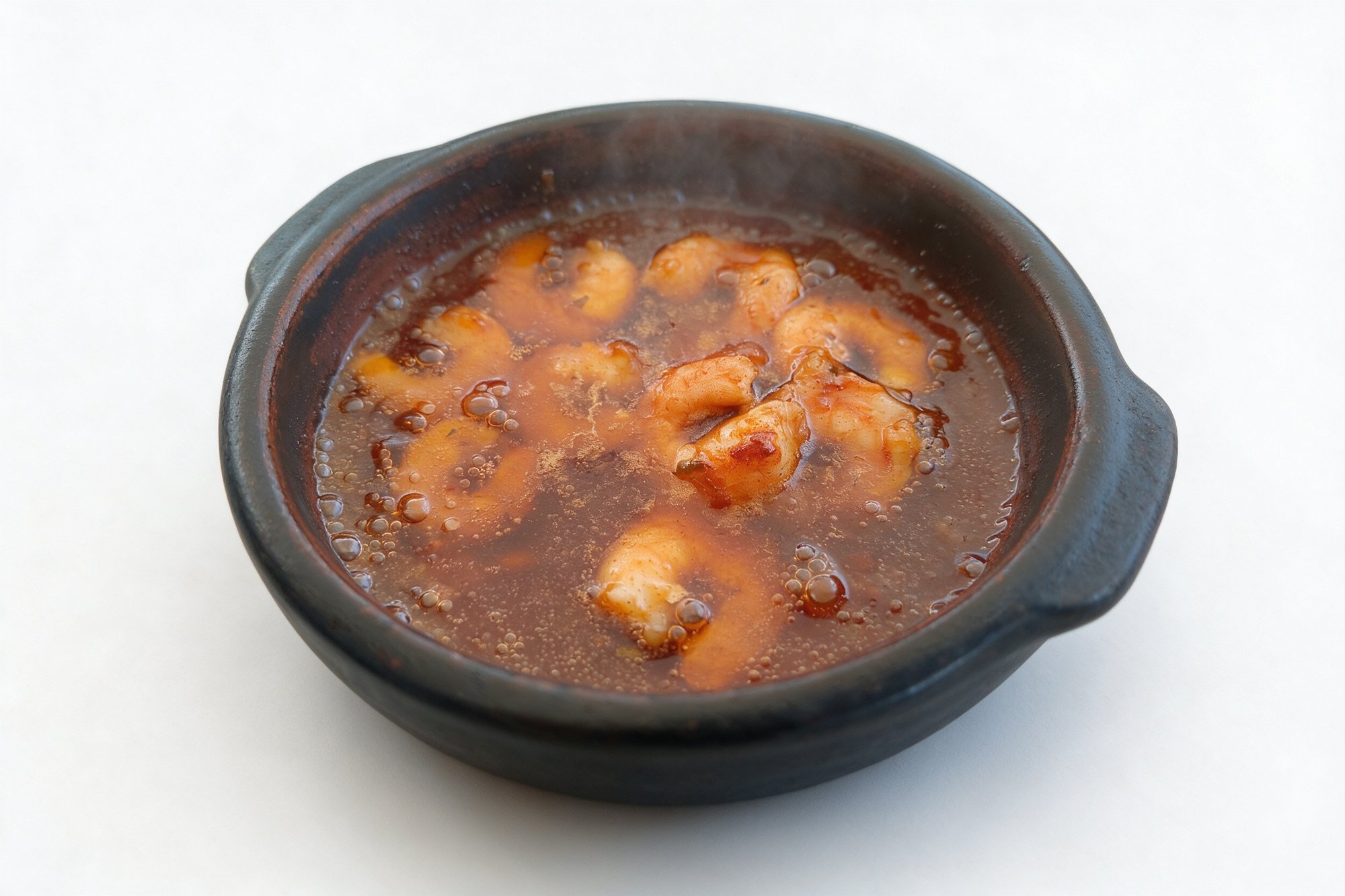 Gambas al Ajillo de Bar Los Pescadores, gambas peladas en cazuela de barro con aceite rojizo y perejil