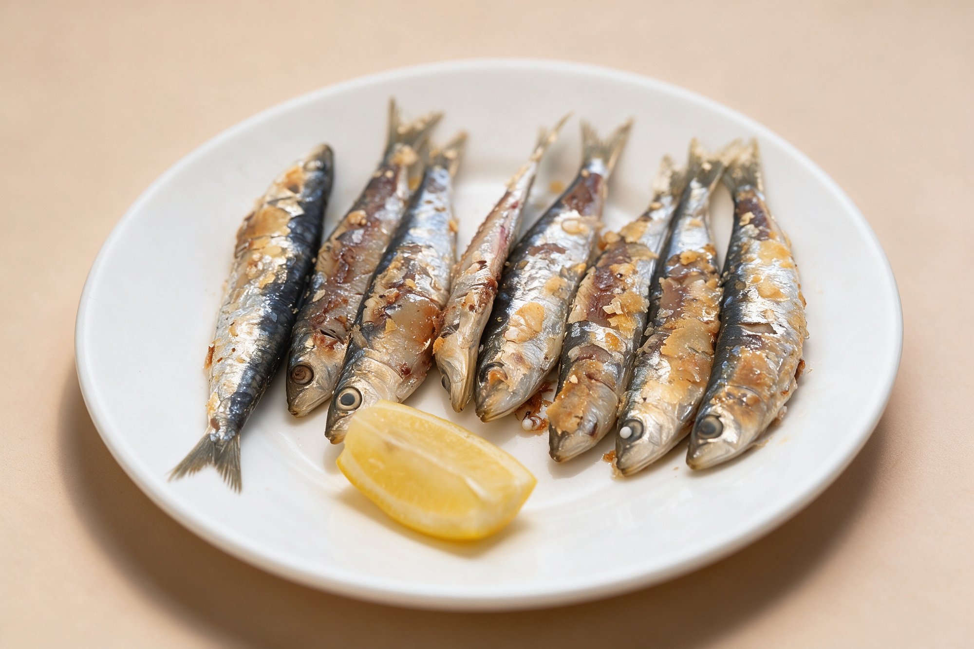 Sardinas a la Plancha de Bar Los Pescadores, sardinas asadas con piel plateada y marcas de parrilla